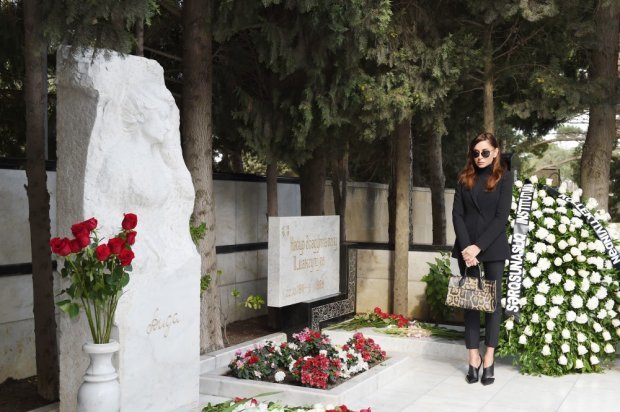 Mehriban Əliyeva anasının məzarını ziyarət etdi - FOTOLAR