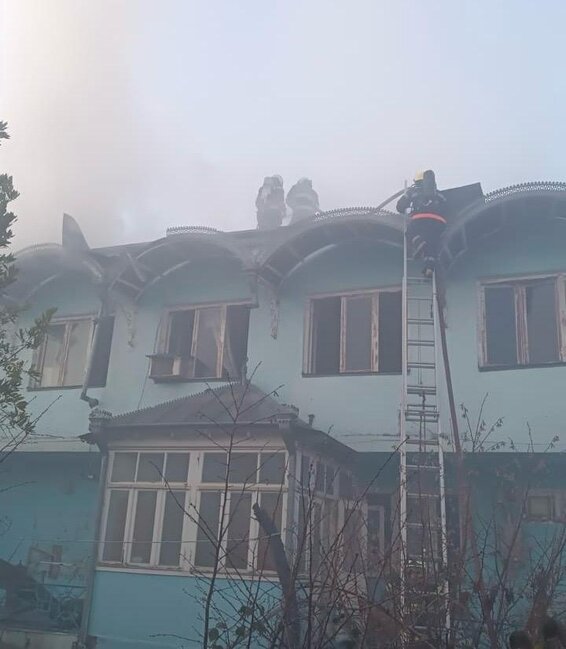 Gəncədə bitişik evlər yandı - Fotolar - Yenilənib