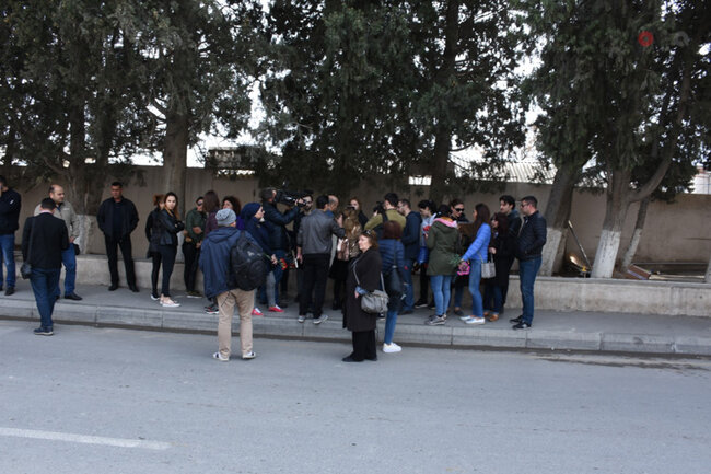 162 nömrəli məktəbin qarşısında Elina Hacıyevanın anım mərasimi keçirilir - FOTOLAR
