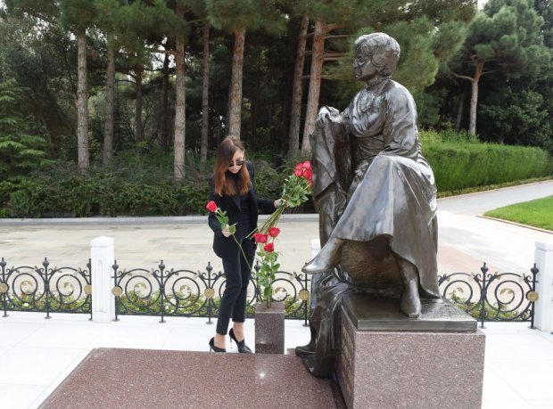 Mehriban Əliyeva anasının məzarını ziyarət etdi - FOTOLAR