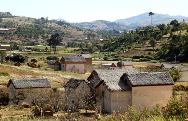 Dünyanın ƏN QORXUNC ənənəsi - Ölüləri qəbirdən çıxarıb rəqs edirlər - FOTO