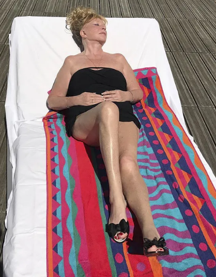 Sindi Krouford, Şeron Stoun və 50 yaşı ötən digər gözəllərin çimərlik FOTOLARI