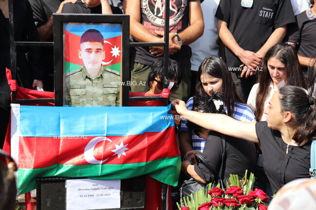 Uşaq evində, kimsəsiz böyüyən şəhidimizi xalqımız son mənzilə BELƏ YOLA SALDI - FOTO