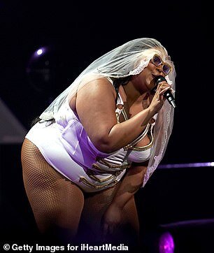 Lüt şəkillərini paylaşan bodipozitiv 