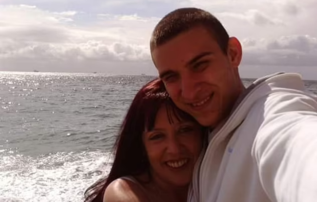 45 yaşlı qadın oğlunun 16 yaşlı sinif yoldaşına aşiq olub ərə getdi - 15 il birlikdədirlər - FOTO