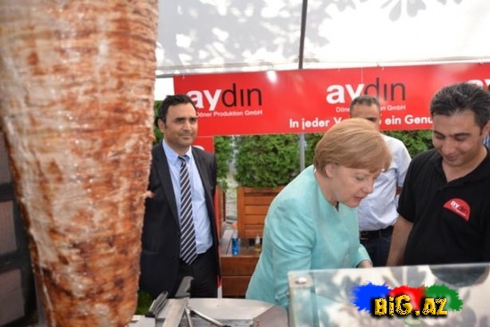Merkel 80 kq-lıq dönəri kəsdi - FOTO