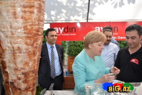 Merkel 80 kq-lıq dönəri kəsdi - FOTO
