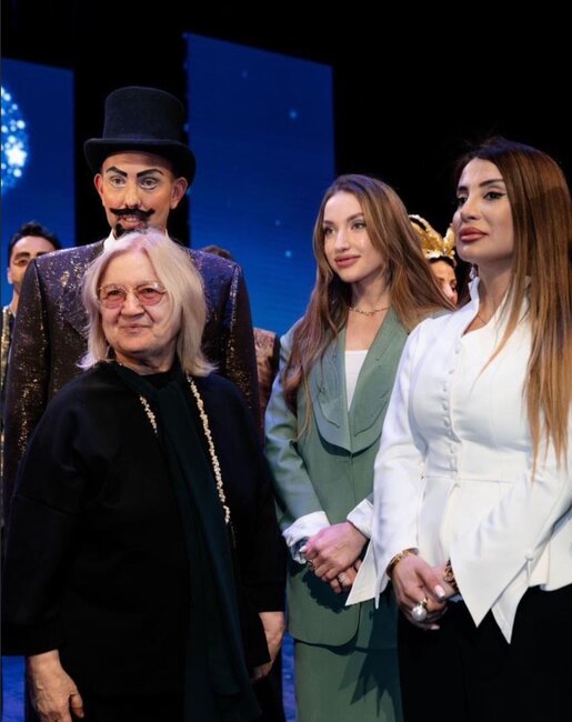 Prezidentin qızı və gəlini tamaşa nümayişində - Fotolar