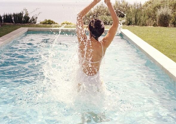 59 yaşlı Demi Mur çimərlik geyimində göz qamaşdırdı - FOTO