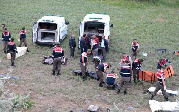 DƏHŞƏTLİ QƏZA: Avtobus dərəyə uçdu: ölənlər var - FOTOLAR