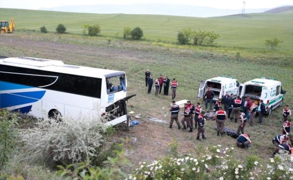 DƏHŞƏTLİ QƏZA: Avtobus dərəyə uçdu: ölənlər var - FOTOLAR