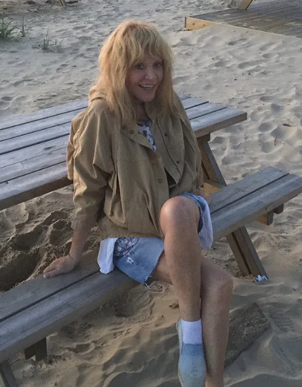 Sindi Krouford, Şeron Stoun və 50 yaşı ötən digər gözəllərin çimərlik FOTOLARI