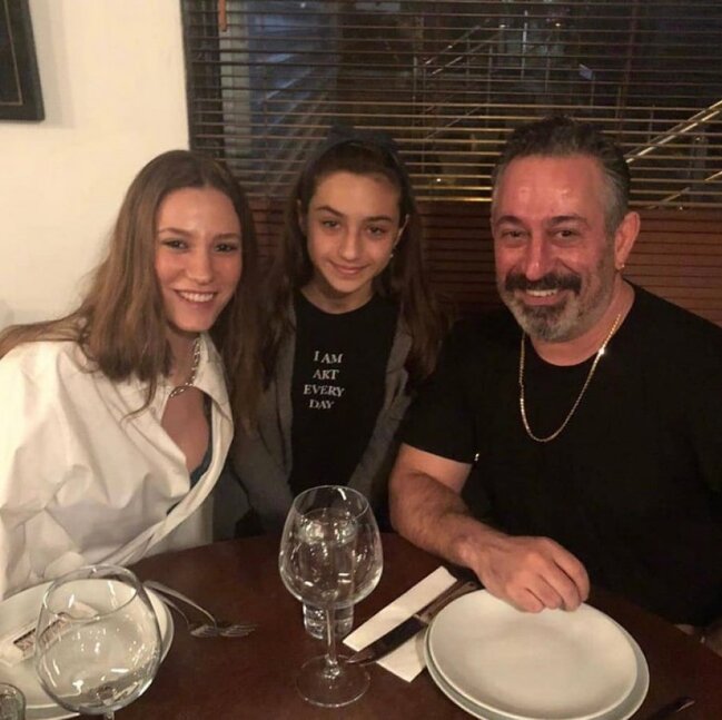 Cem Yılmaz və Serenay Sarıkaya ilk dəfə birlikdə görüntüləndi -VİDEO