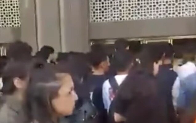 Metroya giriş məhdudlaşdırıldı, sıxlıq yarandı - VİDEO