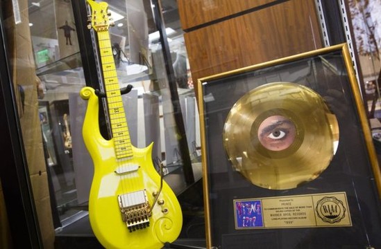 Prinsin gitarası 137 min dollara satıldı - FOTO