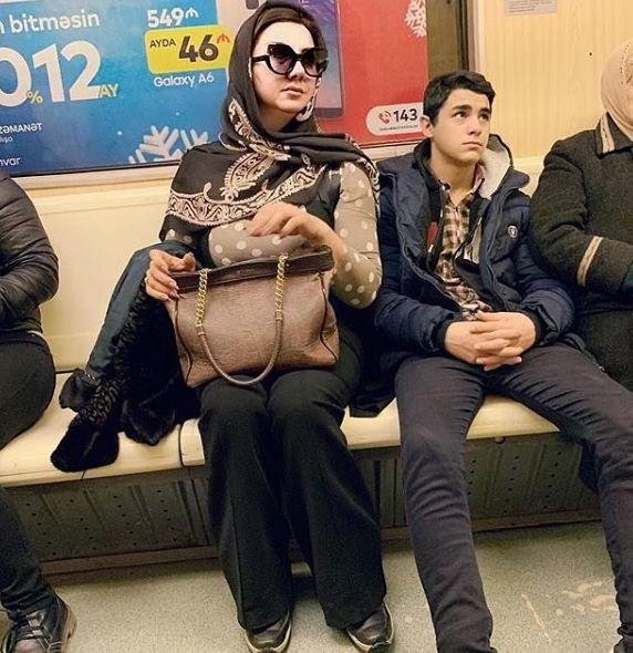 Azərbaycanlı məşhur Bakı metrosunda - FOTO