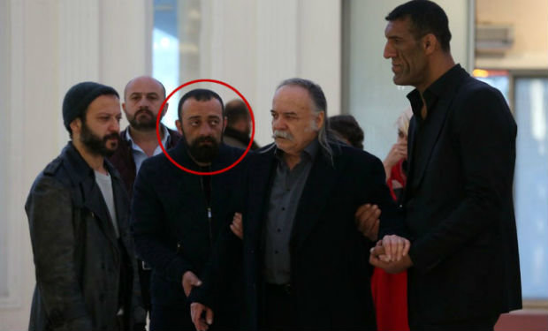 "İçerde" serialının ulduzu anasına baxmaq üçün küçədə smit satır — FOTOLAR