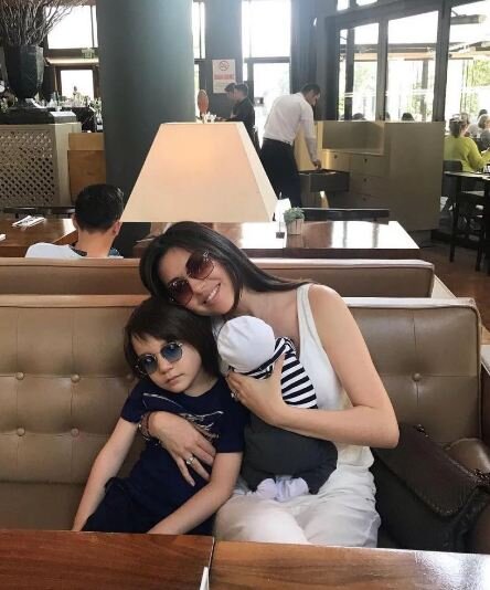 3-cü dəfə ana olan Safuranın körpəsi ilə FOTOSU