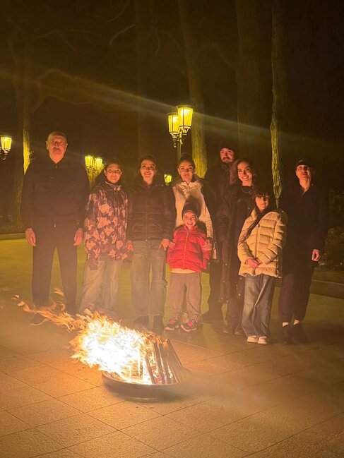 Prezident ailəsi ilə tonqal ətrafında - Foto