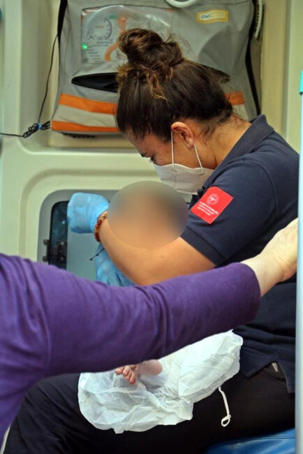 Ana evdən getdi: 4 uşaq huşsuz tapıldı - FOTOLAR