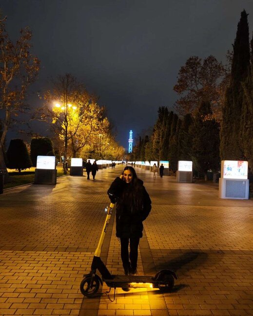 Leyla Əliyeva skuterlə bulvarı gəzdi
