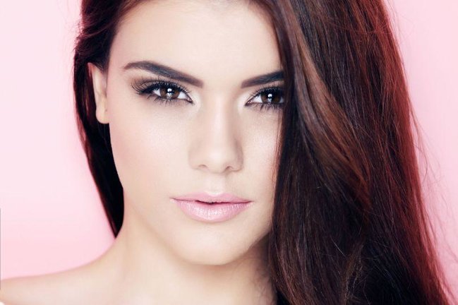 21 yaşlı model gecəyarı keçindi - FOTOLAR