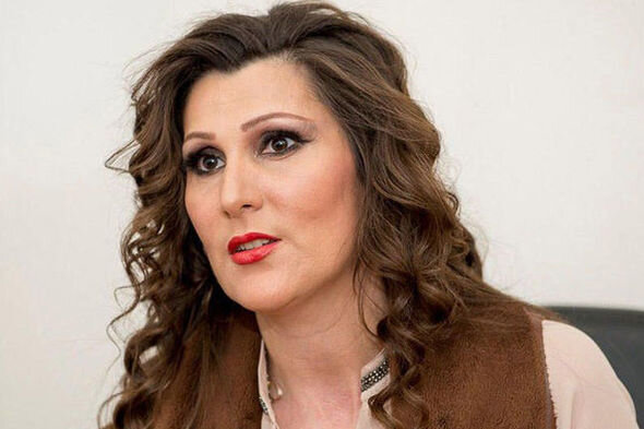 Gec ailə qurdu, ərinin xəstəliyini hamıdan gizlətdi, məşhur müğənninin paltarında səhnəyə çıxdı - FOTO