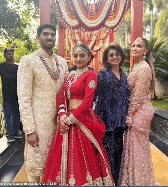 İlin ən dəbdəbəli toyunda oxudu: 2 milyon dollar aldı