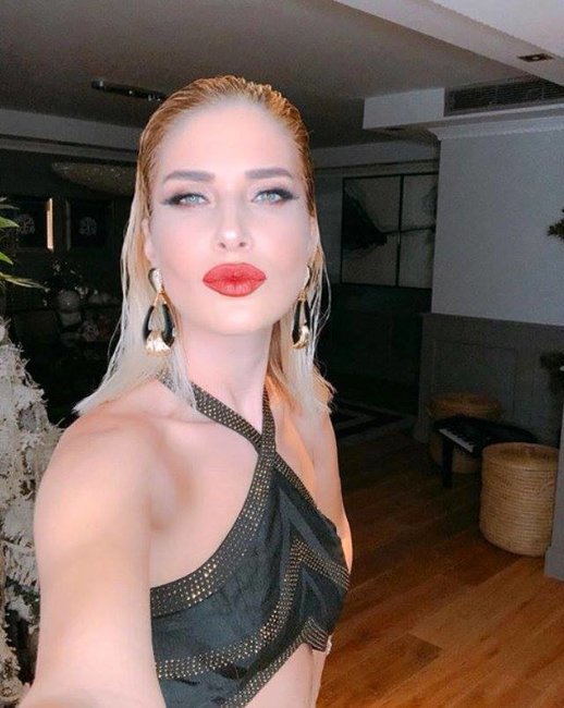 Mustafa Sandal özündən 20 yaş cavan sevgilisini dostları ilə tanış etdi — FOTOLAR