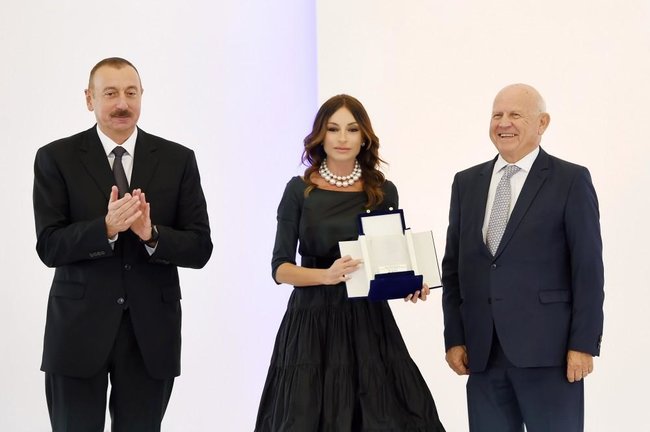 İlham Əliyev və xanımına xüsusi mükafat təqdim edildi - FOTOLAR