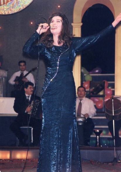 Gec ailə qurdu, ərinin xəstəliyini hamıdan gizlətdi, məşhur müğənninin paltarında səhnəyə çıxdı - FOTO