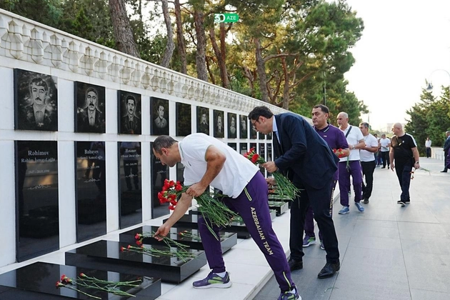 Olimpiyaçılarımız ümummilli lider Heydər Əliyevin məzarını ziyarət ediblər