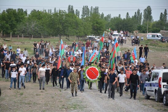 10 ay komada qaldıqdan sonra vəfat edən qazi dəfn edildi - FOTOLAR