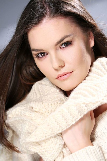 21 yaşlı model gecəyarı keçindi - FOTOLAR