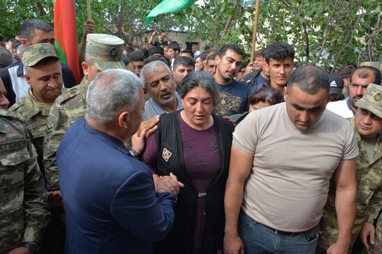 10 ay komada qaldıqdan sonra vəfat edən qazi dəfn edildi - FOTOLAR