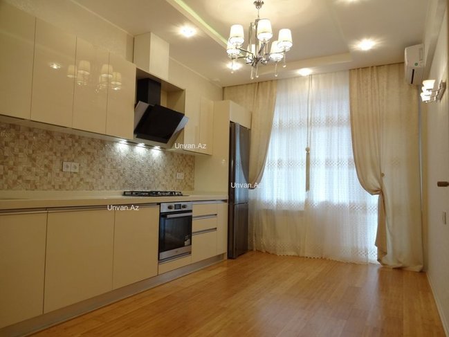 Elmlər Akademiyası metrosu yaxınlığında 3 otaqlı,110kvadratlı, əla və müasir təmirli ev satılır