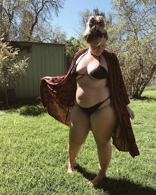 Bikinidə gəzməyə utanmayan KÖK QADINLAR - FOTOLAR