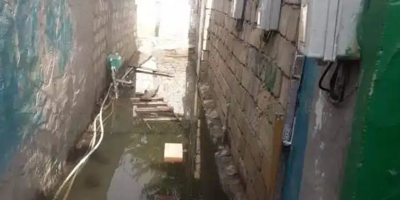 Sumqayıtda kanalizasiya borusu partladı: evləri su basdı - VİDEO