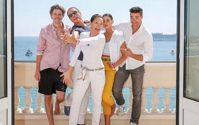 Həmin körpə Van Dammın azərbaycanlı nəvəsi deyilmiş...