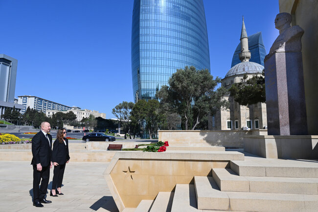 İlham Əliyev və birinci xanım Həzi Aslanovun məzarını ziyarət etdi - Fotolar