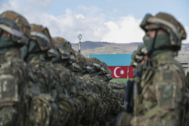 Hərbi qulluqçuların aylıq vəzifə maaşları artırılıb - QƏRAR