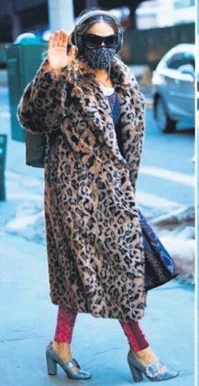 Sara Yıldız Tilbə, Rihanna Bülent Ersoy GEYİMİNDƏ - FOTOLAR