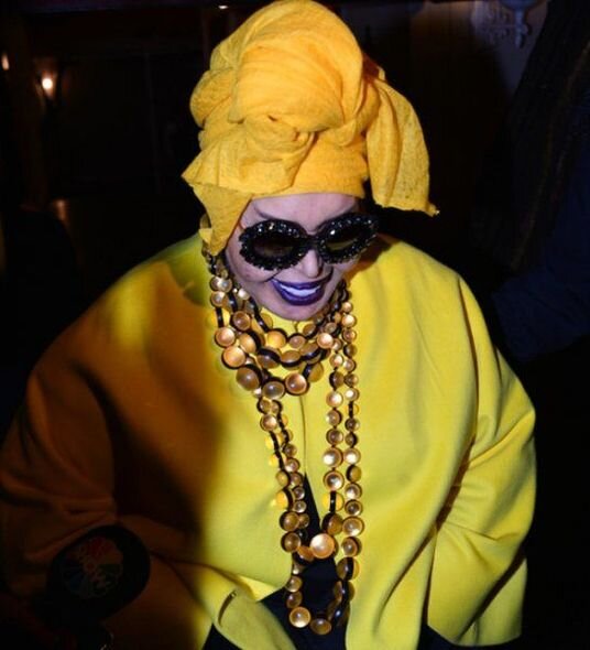 Sara Yıldız Tilbə, Rihanna Bülent Ersoy GEYİMİNDƏ - FOTOLAR