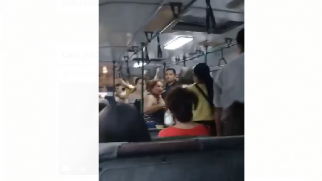 Yaşlı qadınla gənc qız avtobusda əlbəyaxa oldu: Bakıda növbəti avtobus davası – Video