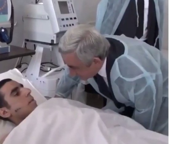 Serj Sarkisyan yaralı ermənilərə baş çəkir - VİDEO