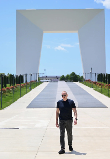 İlham Əliyev Xankəndidə Zəfər tağının önünə gül dəstələri düzüb