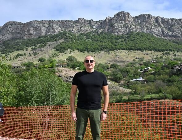 İlham Əliyev Daşaltı kəndinin yenidən qurulması ilə bağlı görüləcək işlərlə tanış olub - FOTO