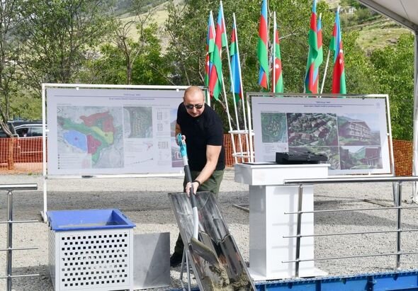 İlham Əliyev Daşaltı kəndinin yenidən qurulması ilə bağlı görüləcək işlərlə tanış olub - FOTO