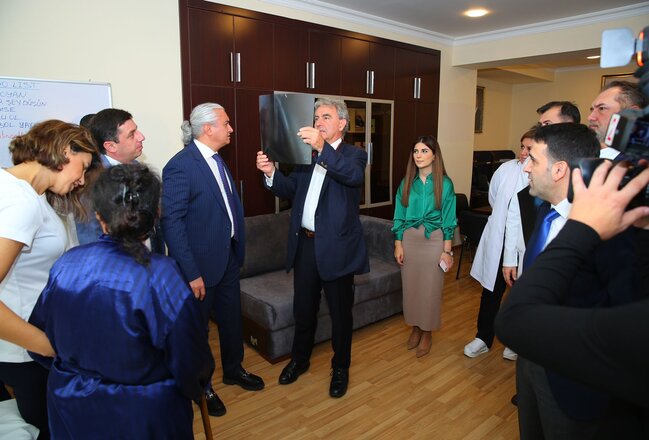 İtaliyalı mütəxəssis tərəfindən ödənişsiz olaraq ağır endoprotez əməliyyatları icra edilib