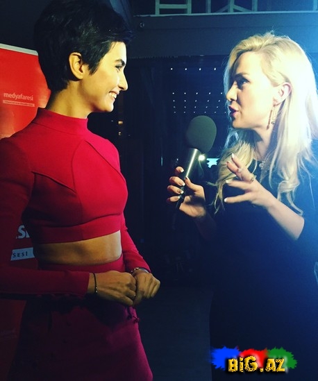 Aparıcı Aysel Türkiyəli məşhurlarla bir arada